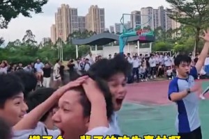 這哪里是投進(jìn)超遠(yuǎn)三分？這是能讓自己吹一輩子的素材！??